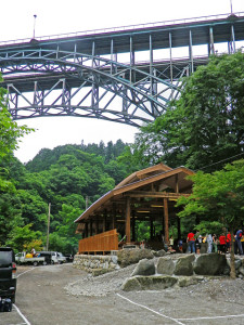荒川より荒川橋、囲炉裏の丘を望む