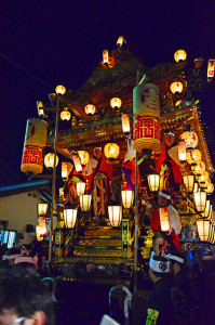 提灯で飾り付けられた山車
