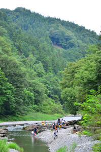 山間の荒川の清流で水遊び