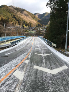 8日に降った雪の翌朝の橋の状態