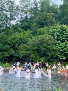荒川で悪疫退散を願う神輿洗い