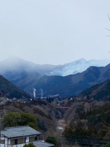 裏山ダム方面は延焼の煙、武甲山は雪で霞んできます