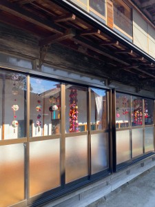 縁側のつるし雛